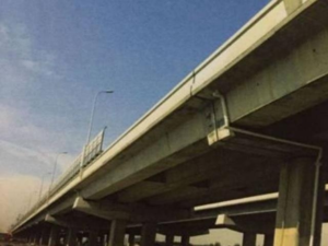 高迪公司生产的装配式桥梁是把上部结构提前预制好运输至施工现场安装即可，可缩短施工周期、减少现场干扰、质量可控，适用于市政工程及海上桥梁工程等